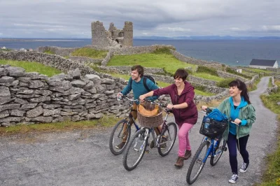 Explore inisheer de bike, sinta o vento do atlântico e prove scones caseiros com um morador local — inclui ferry, guia e opção de carruagem.