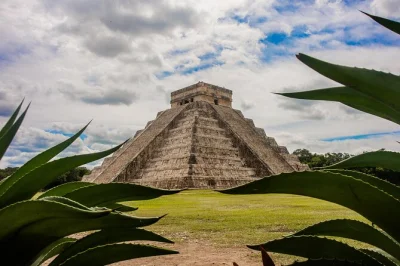 Scopri la magia di chichen itza, tuffati in un cenote dello yucatan e passeggia tra le vie colorate di valladolid. include pick-up in hotel, pranzo e guida locale.