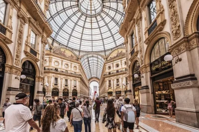 Scopri il silenzio del cenacolo di da vinci, passeggia per le vie storiche di milano, ammira il duomo e la galleria con una guida locale—biglietto salta fila incluso.
