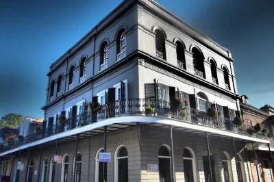 Erlebe mit einem lokalen guide die geheimnisvollen gassen des french quarters, höre echte geistergeschichten, besuche das lalaurie mansion und tauche in die echte vampirkultur ein. rollstuhlgerecht.
