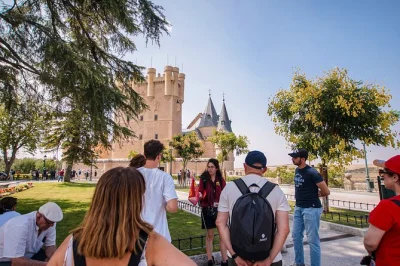 Descubre Ávila con sus murallas milenarias y el acueducto romano de segovia en una excursión desde madrid con guía, tiempo libre y transporte ida y vuelta.