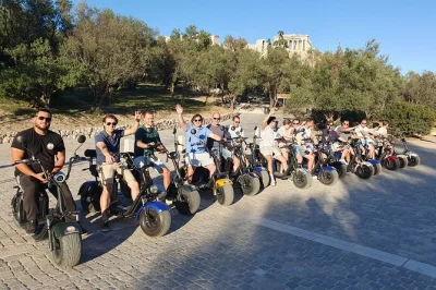 Erlebe athen auf zwei rädern: e-scooter tour rund um akropolis, philopappos hügel & hadriansbogen mit guide, training und wasser inklusive.