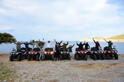 Siente la brisa en un safari en quad desde agia pelagia hasta el pueblo fantasma de achlada y fodele, con historias locales, clase práctica de manejo y grupo pequeño.