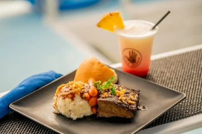 Navega desde kona hasta la bahía kealakekua en un crucero con cena, música hawaiana en vivo, historias locales y vistas al atardecer. incluye cena, bebidas y narración experta.