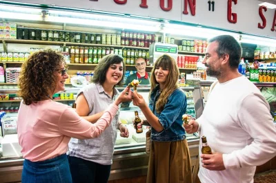 Comienza tu mañana en malasaña, madrid, con churros, jamón ibérico y un paseo guiado por el mercado. incluye degustaciones, bebidas y un almuerzo de tapas relajado.