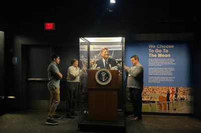 Erlebe das space center houston mit echtem nasa-guide, shuttle hin und zurück sowie live-astronauten-chat. inklusive eintritt und insider-tipps für deinen besuch.