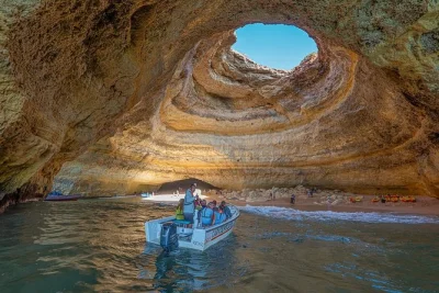 Desde la playa de carvoeiro, descubre las cuevas de benagil y la praia da marinha en un pequeño barco con guías locales. embarque fácil y chalecos salvavidas incluidos.