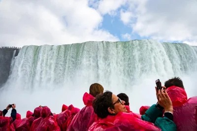 Descubre la magia de las cataratas del niágara, pasea por las encantadoras calles de niagara-on-the-lake y evita filas en el paseo en barco hornblower—incluye recogida en toronto.