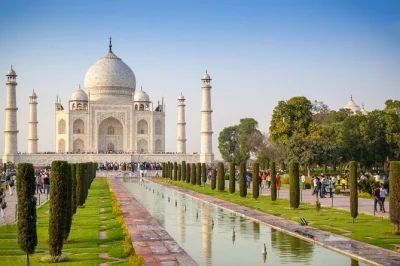 Erlebe den magischen sonnenaufgang am taj mahal, entdecke die geschichte des agra fort und genieße ein lokales mittagessen – private tagestour ab delhi mit abholung und guide.