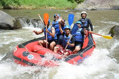 Erlebe das abenteuer auf dem ayung river bei ubud: wildwasser-rafting mit hoteltransfer, lokalen guides und leckerem buffet-mittagessen – perfekt organisiert für deinen tag.