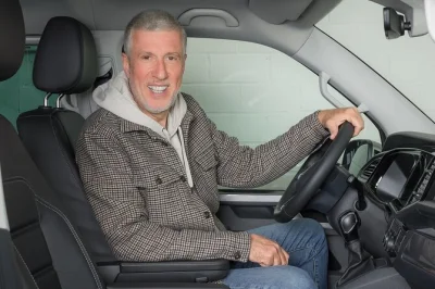 Scopri heidelberg come un locale con un tour privato: castelli, passeggiate nel centro storico di strasburgo e visita al museo mercedes-benz. van di lusso e itinerario flessibile inclusi.