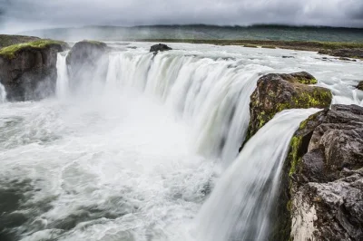 Inizia la tua avventura nel nord islanda da akureyri: visita la cascata goðafoss, i campi di lava del lago mývatn e le pozze fumanti di hverir, con transfer e dolcetti locali inclusi.