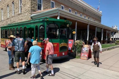 Sinta a vibe de cody, wyoming, em um passeio de trolley com histórias, vistas de old trail town e pontos históricos de buffalo bill. inclui traslado do hotel e guia local.