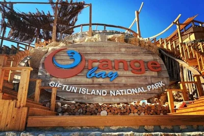 De hurghada até a orange bay, passeio de barco no mar vermelho com snorkel, esportes aquáticos e almoço a bordo. transporte do hotel e equipamentos inclusos.