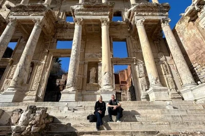Descubre la antigua Éfeso y el templo de artemisa desde el puerto de kusadasi, con entradas, grupos pequeños o guía privado y almuerzo turco incluido.