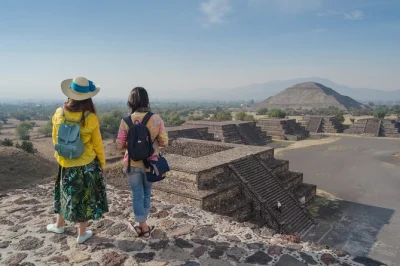 Comece seu passeio em teotihuacan com café da manhã em uma caverna natural, experimente bebidas típicas na oficina de obsidiana e explore as pirâmides com transporte saindo da cidade do méxico.