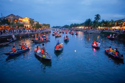 Explore as cavernas das montanhas de mármore, experimente a comida de rua de hoi an ao entardecer e caminhe pelas ruas iluminadas por lanternas—inclui traslado, jantar e guia local.