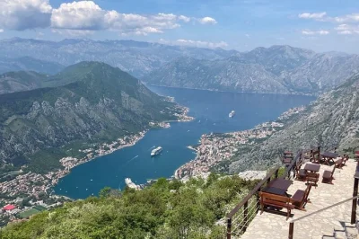 Saia de dubrovnik para um passeio privado pela baía de kotor em montenegro, visitando perast e a cidade medieval de kotor, com transporte e guia local inclusos.
