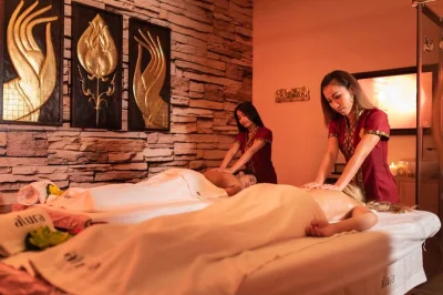 Book a 60 min couple’s thai massage and 30 min floral bath in barcelona. private room, custom oils, cava, and a relaxing jacuzzi. perfect for special occasions.