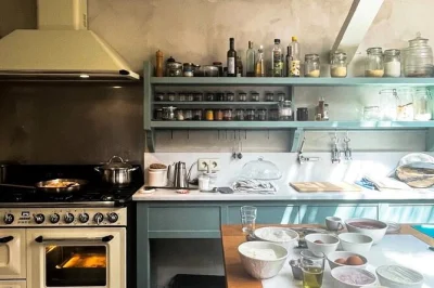 Desperte seus sentidos em syros com aula prática de culinária grega, degustação de vinhos e queijos locais, e refeição em pátio sombreado. inclui pratos com opção vegetariana.