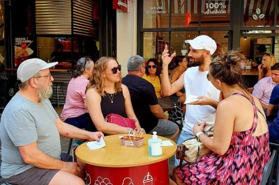 Scopri i quartieri vivaci di atene con una guida locale: pita appena sfornata, souvlaki, peinirli, loukoumades e dolci come baklava inclusi.