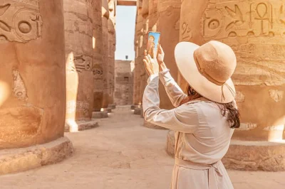 Descubre luxor en una excursión privada desde el cairo: valle de los reyes, templo de karnak y un tranquilo paseo por el nilo. incluye vuelos, almuerzo y recogida en hotel.