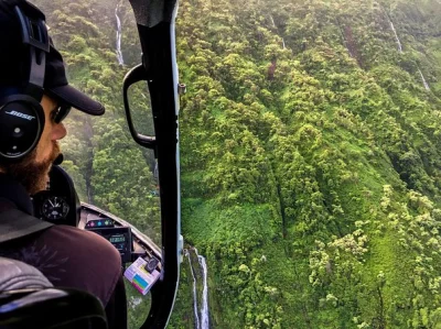 Erlebe den wind bei einem helicopter-flug ohne türen über maui & molokai. entdecke meerklippen, wasserfälle und regenwald mit erfahrenem piloten. inkl. sicherheitsausrüstung & handyband.