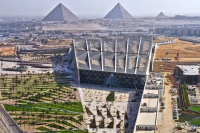 Scopri la maestosità delle piramidi di giza, avvicinati alla sfinge e immergiti nei tesori del grand egyptian museum con una guida esperta e il comodo trasferimento dall’hotel.