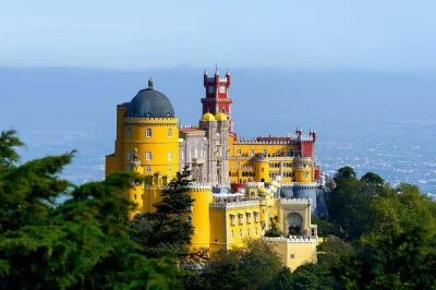 Scopri il vento di cabo da roca, i palazzi di sintra e i sapori locali in un tour privato da lisbona con guida esperta e pick-up incluso.