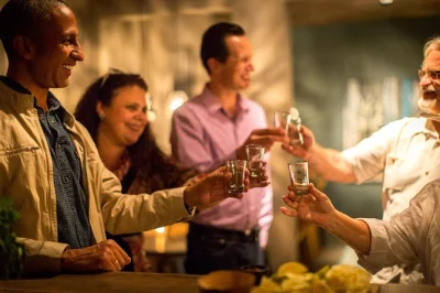 Scopri san miguel de allende con un tour serale guidato tra sapori autentici, cinque degustazioni con chef, passeggiata nel centro storico e cena inclusa. gruppo ristretto, tutto il cibo compreso.