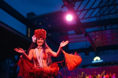Erlebe den spirit von waikiki beim luau im marriott mit hula, feuermessertanz, lei-binden und hawaiianischem buffet. eintritt und shows inklusive.