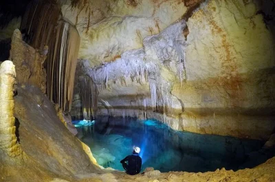 Vivi l’emozione di esplorare la cova des coloms a mallorca con un giro in motoscafo, gruppi piccoli e tutta l’attrezzatura inclusa. tuffati nelle acque cristalline con una guida locale.