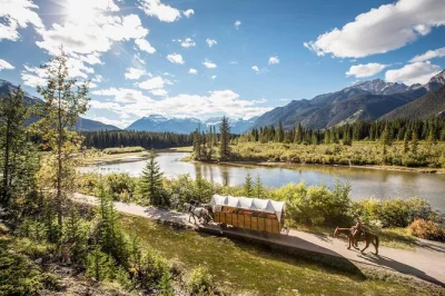 Vivi lo spirito selvaggio di banff con un giro in carro coperto lungo il bow river, un ricco bbq con bistecca e giochi western tradizionali. include pasto e guida locale.