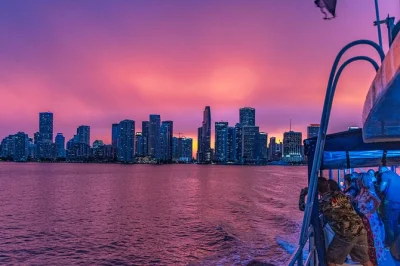 Détendez-vous à miami avec une croisière au coucher du soleil, open bar, cocktails glacés et vues sur les lumières de la ville. guide local et réservation facile pour petits groupes.