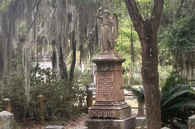 Explorez le cimetière bonaventure à savannah en voiturette, écoutez les récits d’un guide local et découvrez des recoins cachés. visite guidée avec accès facile.