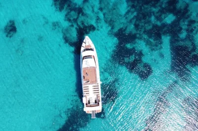 Nada en spargi, descubre las arenas rosas de budelli y pasea por la maddalena en un barco amplio con guía local. incluye seguro y combustible.
