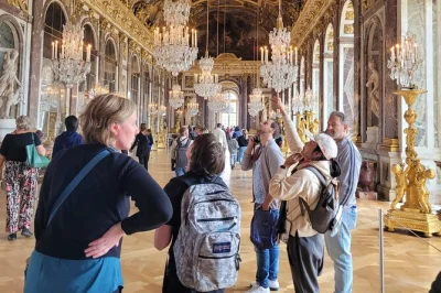 Découvrez le château de versailles avec un guide, évitez les longues files, admirez la galerie des glaces, puis flânez librement dans les jardins et le domaine de marie-antoinette.