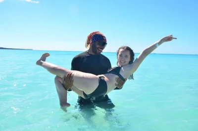 Scopri le spiagge tranquille dell’isola di saona, fai snorkeling nelle acque turchesi e galleggia accanto alle stelle marine. pranzo e bevande inclusi, con pick-up da bayahibe.