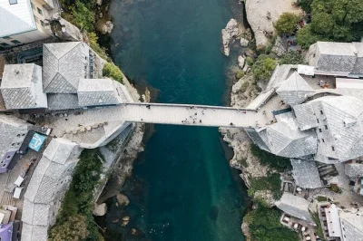 Descubre el casco antiguo de mostar, cruza su emblemático puente y refréscate en las cascadas de kravice en una excursión desde split con guía local y transporte ida y vuelta.