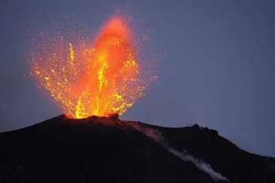 Sinta a força do vulcão de stromboli em uma trilha ao pôr do sol até a sciara del fuoco, com guia vulcanólogo, equipamentos de segurança e descida iluminada por lanternas.