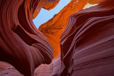 Explora el antelope canyon inferior con un guía navajo, sube escaleras entre curvas de arenisca y descubre historias locales. entrada y recorrido guiado incluidos.