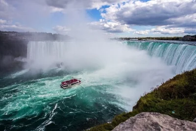Siente la fuerza de las cataratas del niágara, navega en el barco hornblower, prueba vinos locales y pasea por niagara-on-the-lake. incluye recogida y guía local.