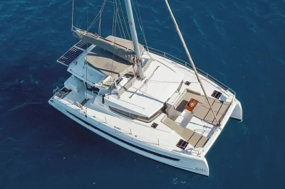 Scopri milos e poliegos con un catamarano: nuota a kleftiko, rilassati nella laguna blu, gusta un pranzo fresco e goditi il bar aperto con racconti locali. snorkeling incluso.