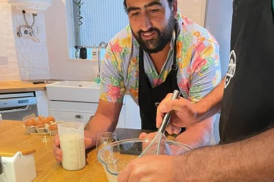 Desperte seus sentidos em lisboa com uma aula prática de pastel de nata a poucos minutos do mosteiro dos jerónimos. inclui café, chá e degustação de vinho do porto.