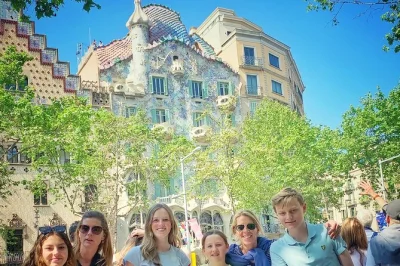 Découvrez à pied le cœur historique de barcelone, son quartier gothique et les icônes de gaudí. flânez dans des ruelles secrètes, admirez casa batlló et la pedrera avec un guide local et des g