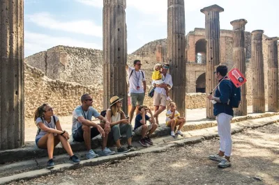 Descubre las calles antiguas de pompeya, sube al cráter del vesubio y evita las colas en esta excursión desde sorrento. incluye transporte, entradas y guía.