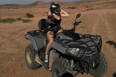 Erlebe quadfahren und kamelritt in der agafay-wüste bei marrakesch, genieße den sonnenuntergang und ein berber-dinner mit live-feuershow. inklusive abholung und guide.