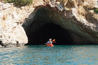 Scivola in kayak da kalantos beach fino alla grotta di rina a naxos, con snorkeling, tuffi dalle scogliere e un pranzo fatto in casa incluso.