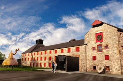 Découvrez la distillerie midleton près de cork avec une visite guidée jameson, explorez les anciens entrepôts, dégustez du whiskey irlandais et savourez un cocktail au bar. entrée incluse.