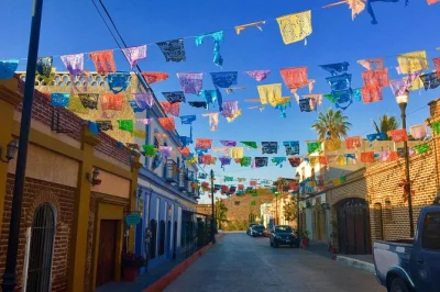 Scopri lo spirito di todos santos con un tour da cabo san lucas: passeggiate tra gallerie d’arte, degustazione di tequila, dimostrazione di perle e pranzo all’iconico hotel california. include tra